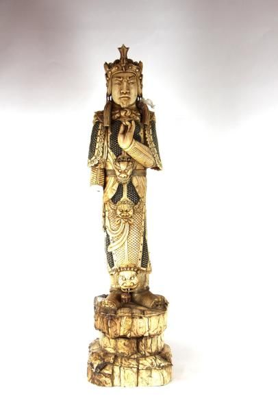 null MODIFICATION CATALOGUE // Importante statuette en ivoire représentant la divinité...