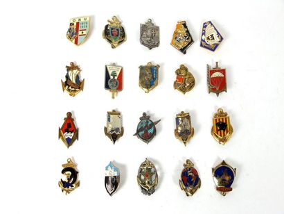 null France Lot de 35 (env.) insignes militaires sur la Coloniale et divers. (accidents,...