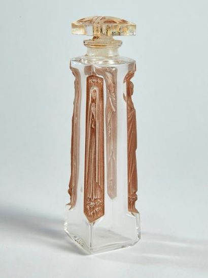 null René LALIQUE (1860-1945)

Falcon de forme quadrangulaire en verre blanc et ambré...
