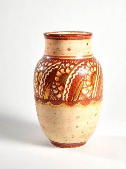 null Edmond LACHENAL (1865-1948)

Vase en terre cuite émaillée beige à décor d'une...