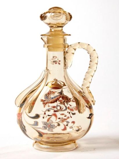 null Emile GALLE (1846 - 1904)

Verseuse en verre ambré transparent à décor héraldique,...