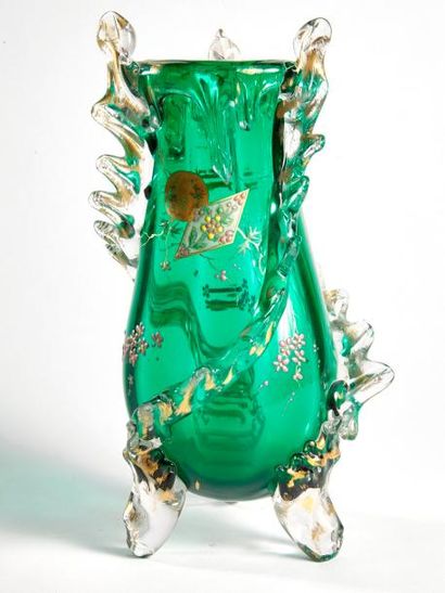 null Auguste JEAN (1830 - 1890), attribué à

Vase en verre teinté vert à décor émaillé...