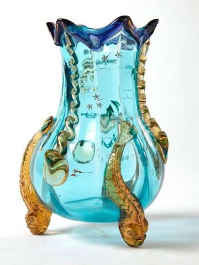 null Auguste JEAN (1830 - 1890), attribué à

Vase en verre teinté bleu et jaune à...