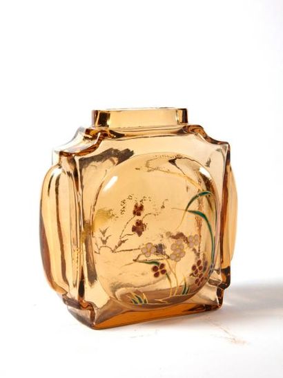 null François-Eugène ROUSSEAU, attribué à

Vase à section carrée en verre transparent...