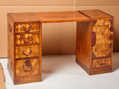 null Petit cabinet en bois laqué et marqueté, ouvrant à deux vantaux découvrant une...