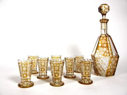 null Service 

en cristal teinté à décor ciselé comprenant à huit verres et une carafes

Bavière...