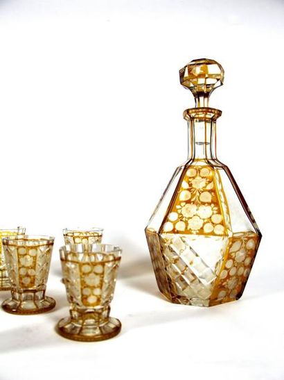 null Service 

en cristal teinté à décor ciselé comprenant à huit verres et une carafes

Bavière...