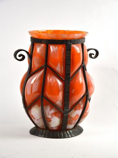 null TRAVAIL FRANCAIS 1900

Vase ovoide en verre multicouches orangé, la monture...