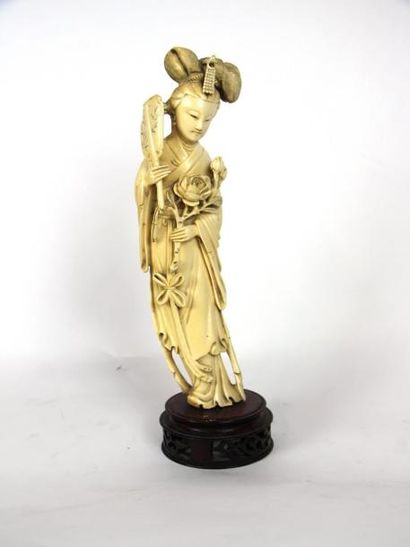 null Statuette en ivoire représentant une jeune femme à l'éventail et à la pivoine

Chine...