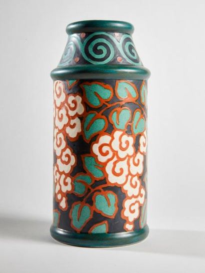 null Revernay

Vase en grès à décor polychrome floral.

signé

H: 26 cm