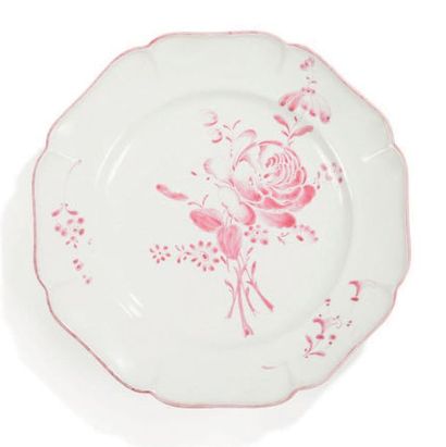 STARSBOURG ATELIER DE JOSEPH HANONG Assiette à décor floral en camaïeu rose
XVIIIe...