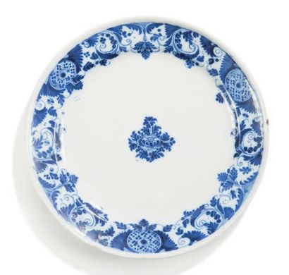 MARSEILLE Paire d'assiettes rondes décorées en camaïeu bleu de fleurs.
XVIIIe siècle
D:...