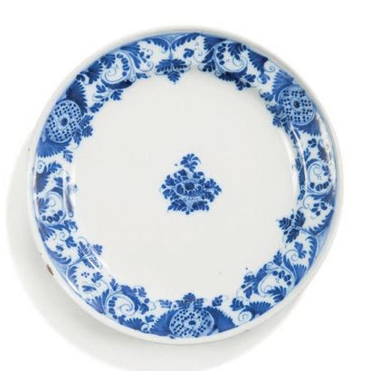 MARSEILLE Paire d'assiettes rondes décorées en camaïeu bleu de fleurs.
XVIIIe siècle
D:...