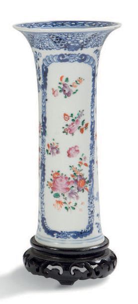CHINE Petit vase cornet décoré de fleurs polychromes dans des réserves fleuries en...