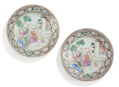 CHINE Paire d'assiettes rondes décorées en émaux de la famille rose de personnages...