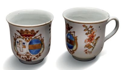 null PAIRE DE TASSES en porcelaine à décor polychrome des armoiries de Louis Billouart...