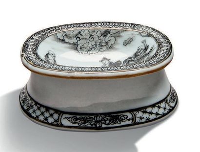 null SALERON en porcelaine à décor en grisaille à décor d'oiseleur et dragon dans...