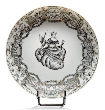 null PETITE COUPE en porcelaine à décor en grisaille et rouge de fer figurant Junon...