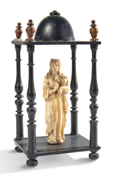 null VIERGE À L'ENFANT en ivoire sculpté dans un petit temple en bois tourné noirci.
Travail...