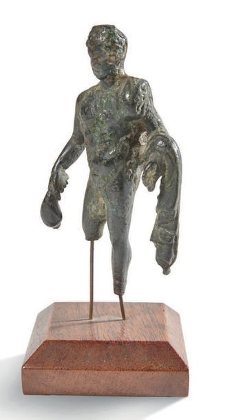 null PETIT SUJET EN BRONZE figurant Hercule.
Probablement époque romaine
H: 9 cm