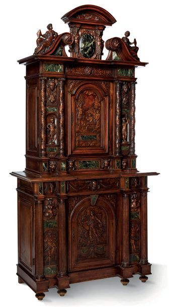 BELLANGER Cabinet de style néo Renaissance en noyer richement sculpté et ciselé de...