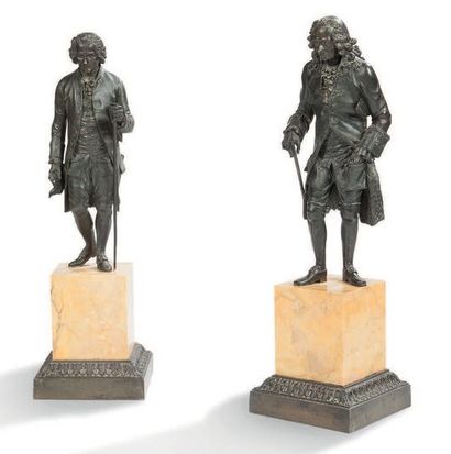 null PAIRE DE SUJETS en bronze à patine verte figurant Voltaire et Rousseau, sur...