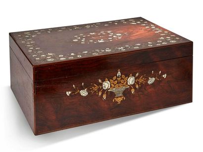 null Coffret à châle des Indes vers 1860 en placage de palissandre, filets de laiton...