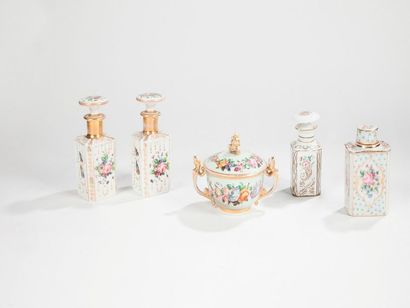 null Suite de quatre flacons 

en porcelaine de Paris et ensemble de porcelaines...