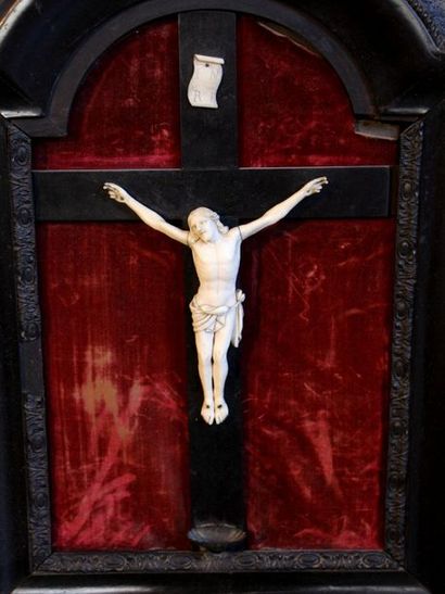null Christ en ivoire sculpté de la fin du XIXe siècle sur une croix en ébène avec...