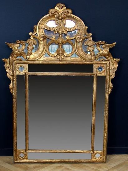 null Miroir du XVIIIe siècle dans un cadre à double encadrement en bois sculpté et...