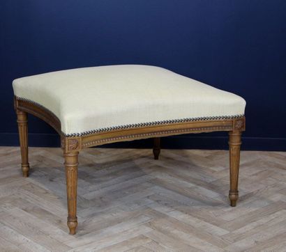 null Tabouret (élément d'une chaise longue) de style Louis XVI en bois naturel mouluré...