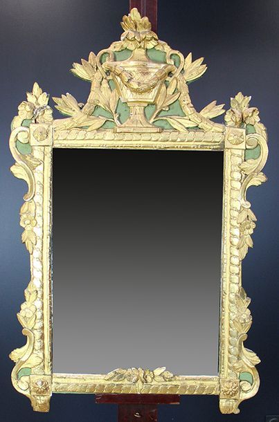 null Glace d'époque Louis XVI dans un cadre en bois sculpté et doré sommé d'un vase
110...