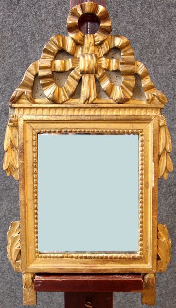 null Petit miroir époque Louis XVI

65 x 37 cm