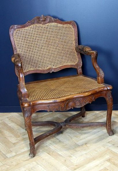 null Fauteuil canné d'époque Louis XV en bois sculpté de coquilles et de feuilles...