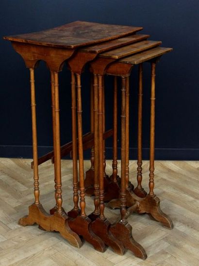 null Table gigogne vers 1900 en quatre parties, en bois naturel, à montants fuselés...