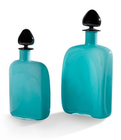 null Deux flacons à alcool, Murano vers 1960 - 1970, en verre doublé bleu turquoise,...