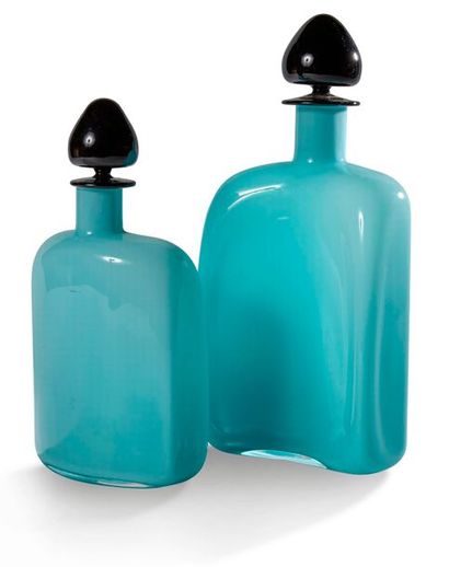 null Deux flacons à alcool, Murano vers 1960 - 1970, en verre doublé bleu turquoise,...