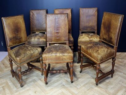 null Suite de vingt quatre chaises de salle à manger vers 1900 en bois naturel reposant...