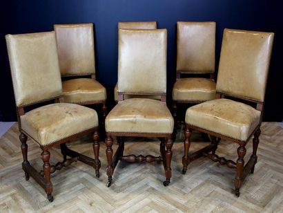 null Suite de vingt quatre chaises de salle à manger vers 1900 en bois naturel reposant...