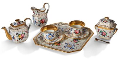null Tête à tête en porcelaine de Paris vers 1840, décor polychrome et or de fleurs,...