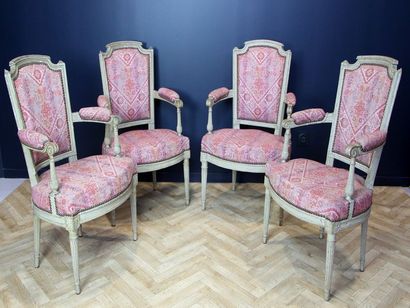 null Suite de quatre fauteuils d'époque Louis XVI à dossier 'chapeau' en bois laqué...