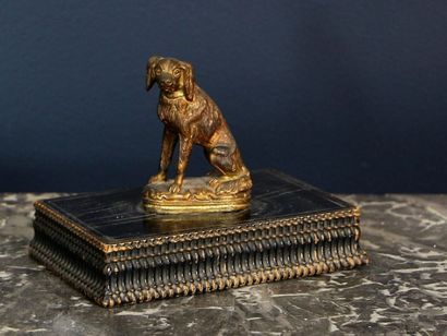 null Petite statuette de chien en bronze doré, sur un socle rectangulaire en placage...