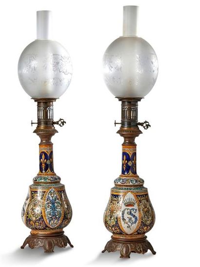 null Paire de lampes à pétrole vers 1900 en faïence de Gien, décor inspiré de la...