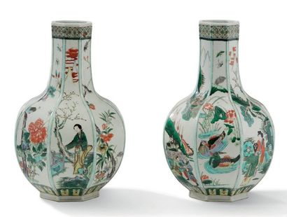 Chine XIXe siècle Paire de vases bouteilles hexagonaux, à côtes en porcelaine et...