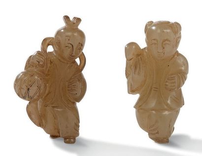 CHINE FIN XIXE SIÈCLE Deux pendentifs en jade céladon représentant des enfants, l'un...