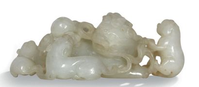 CHINE début XXe siècle Groupe en jade blanc céladonné représentant un qilin couché,...