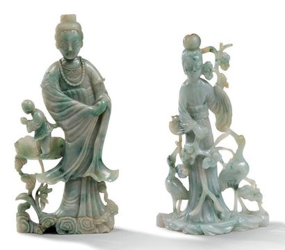 CHINE vers 1930 
Deux statuettes en jadéite translucide veinée de vert, représentant...