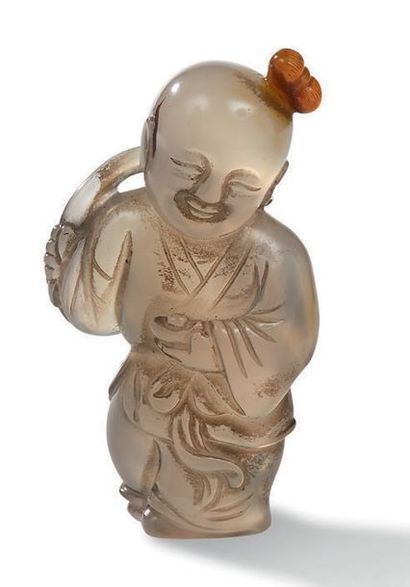 Chine Époque Qing Sujet en agate, représentant un enfant tenant une sapèque et une...