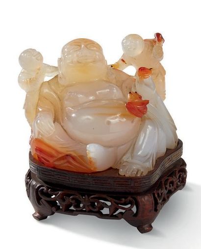 CHINE XXe siècle Sujet en cornaline représentant le Boudaï assis, souriant, tenant...