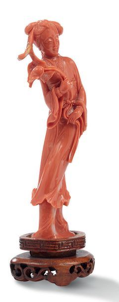 CHINE vers 1930 
Sujet en corail orangé, représentant une déesse du printemps.
(Petite...